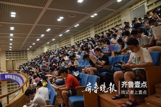 3000多人同时上考研大课 翻书声像下雨(图2)