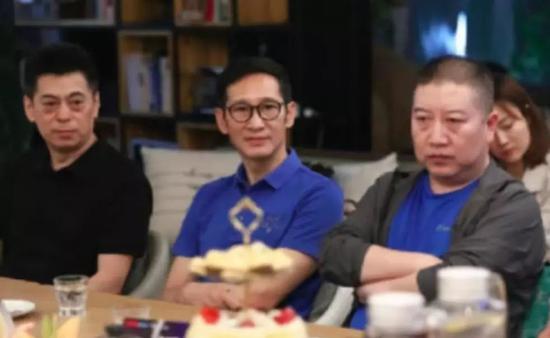(左一为出席《军师联盟》活动时的张坚。图/新浪)