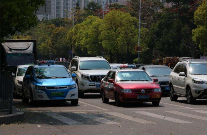 网约车平台争相接入出租车 线下市场有望线上整合