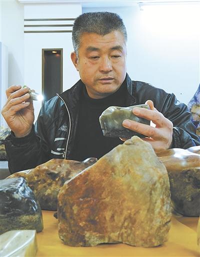 宁波一村民痴迷大松石 耗资六七十万收藏3吨原石(图1)