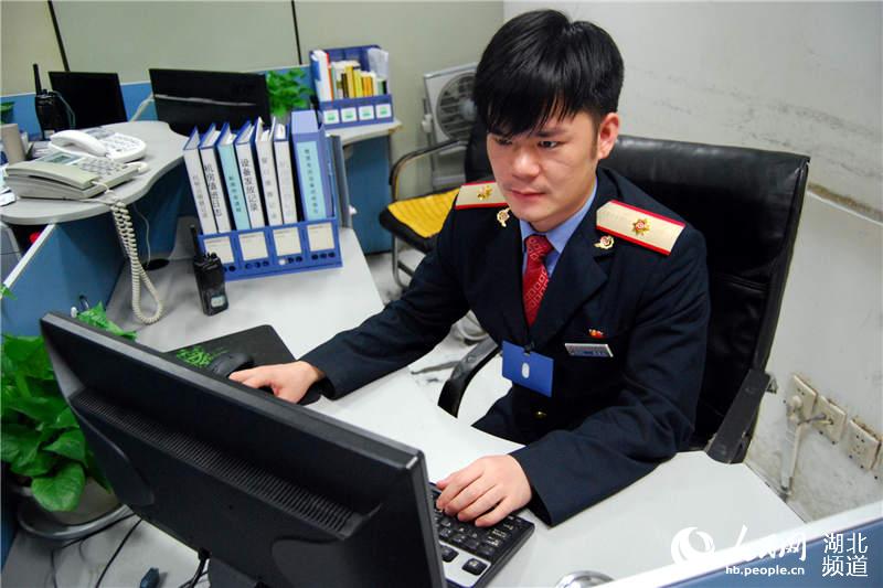 春运铁路人：售票窗口背后的“真心英雄”(图2)