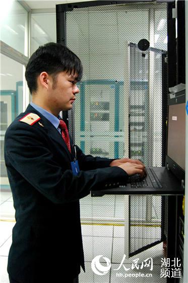 春运铁路人：售票窗口背后的“真心英雄”(图4)