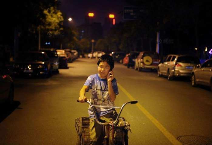 母亲病重在床, 13岁男孩辍学捡瓶子为母亲治病(图1)
