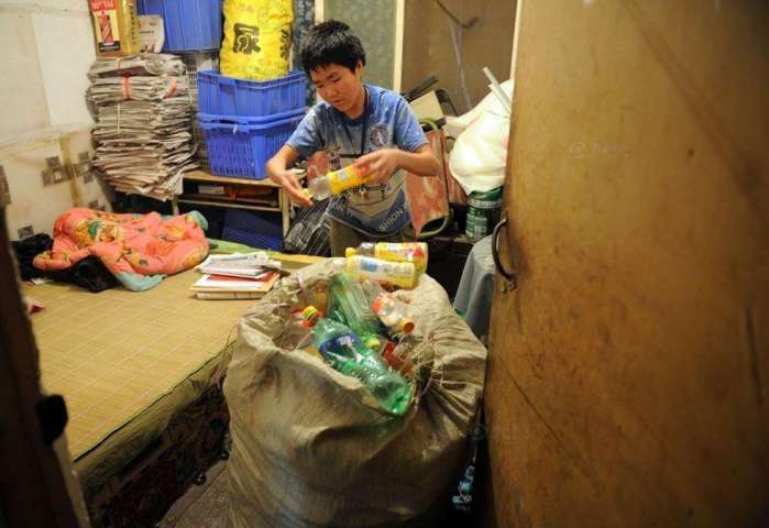 母亲病重在床, 13岁男孩辍学捡瓶子为母亲治病(图3)