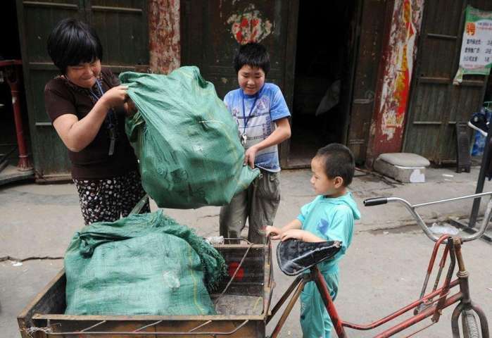母亲病重在床, 13岁男孩辍学捡瓶子为母亲治病(图4)