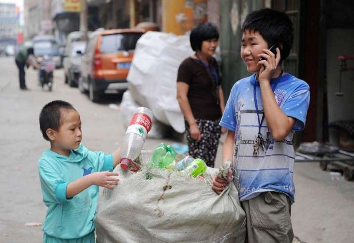 母亲病重在床, 13岁男孩辍学捡瓶子为母亲治病(图5)