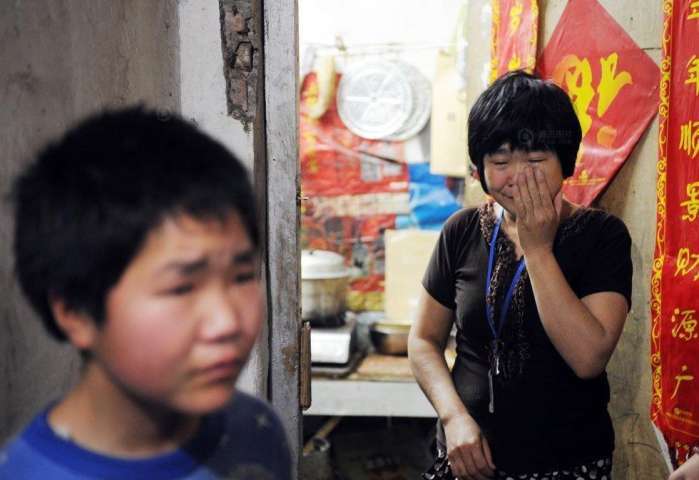 母亲病重在床, 13岁男孩辍学捡瓶子为母亲治病(图6)