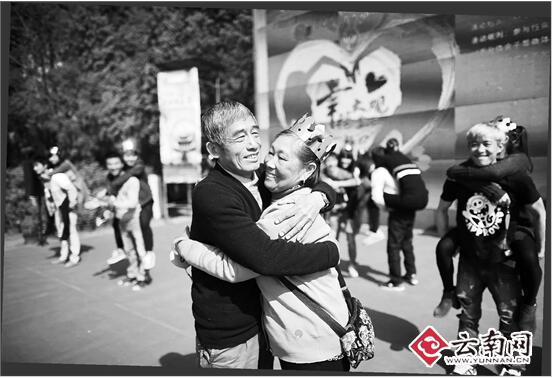 情人节秀恩爱 用4小时拥抱给你最长情告白(图2)