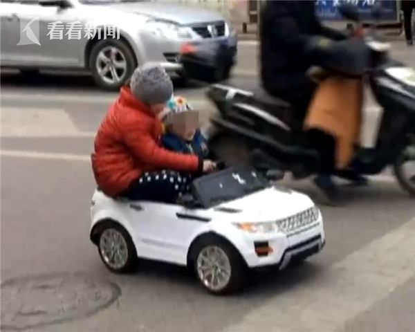 视频｜4岁姐姐带弟找妈妈 开“路虎”穿梭车流中(图2)