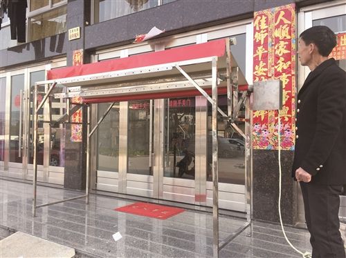 浙江温岭一农民发明自动防雨晾衣架(图1)