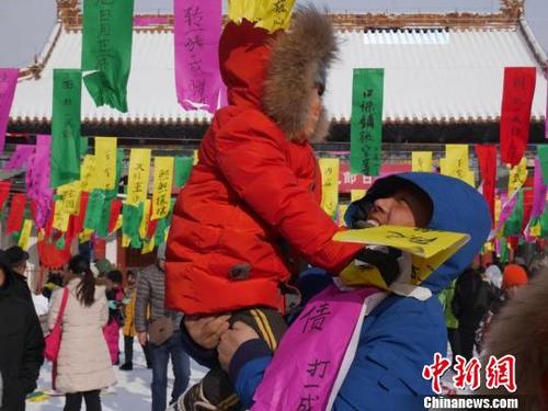 吉林市民踏雪猜灯谜闹元宵(图2)