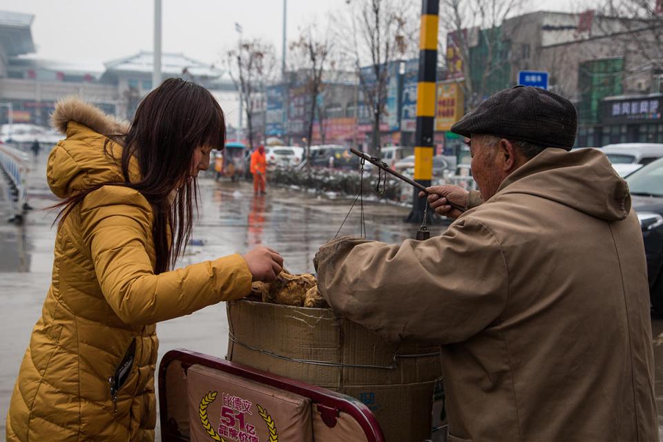 烤红薯老汉摆摊“打游击” 曾因经验不足被收走(图3)