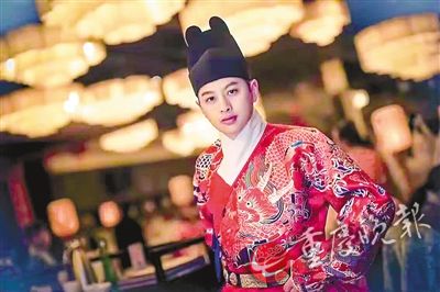 重庆大叔痴迷汉服竟有上千迷妹追捧(图1)