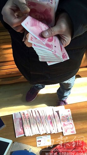 公交小伙捡到万元现金和当天车票 民警帮忙找到(图1)