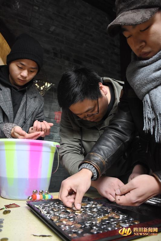 成都“网红池”捞出数千硬币 捐给抗震英雄(图3)