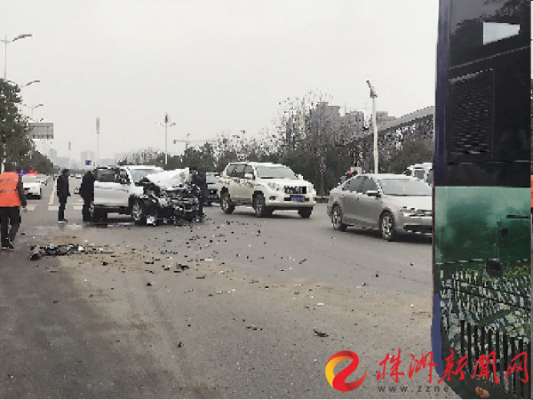 慌把油门当刹车，试驾车撞上公交车(图1)