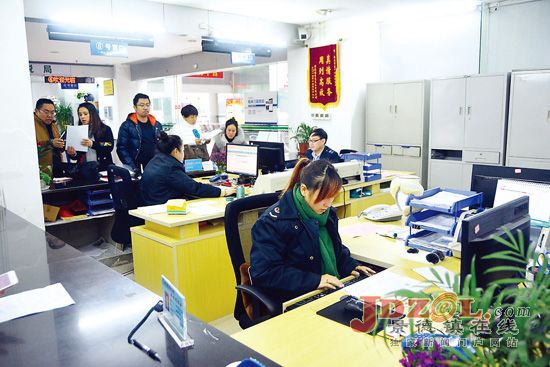 [网络媒体走转改]景德镇行政服务中心：忙而不乱(图1)