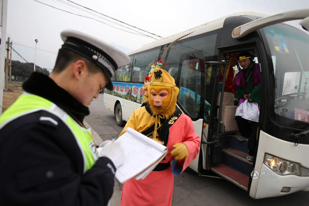 画面莫名喜感 交警巡查拿下一车“神仙妖怪”(图1)
