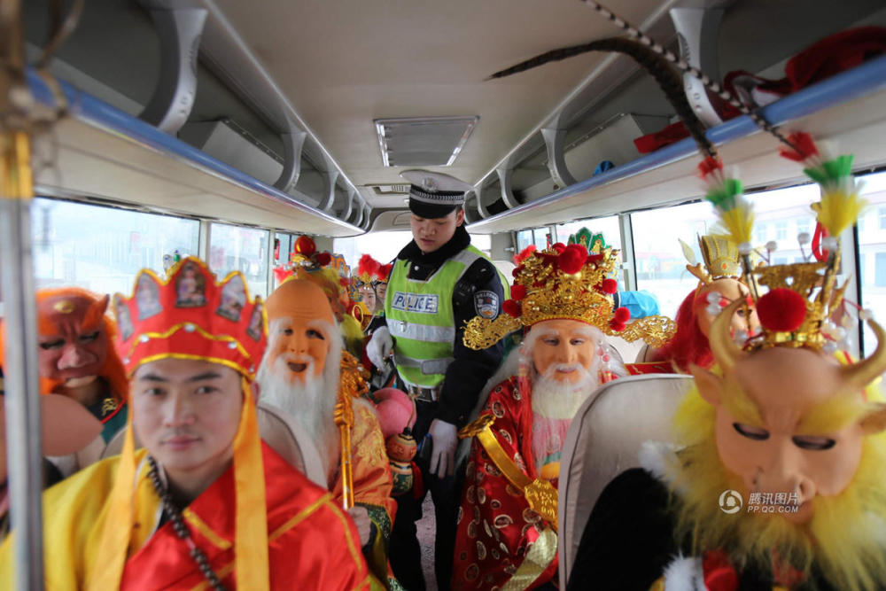 画面莫名喜感 交警巡查拿下一车“神仙妖怪”(图2)