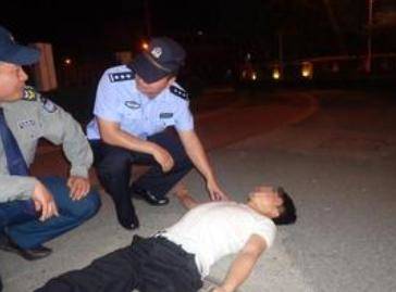 醉酒男误将麻袋当哥哥 还要拉着“它”回家(图3)
