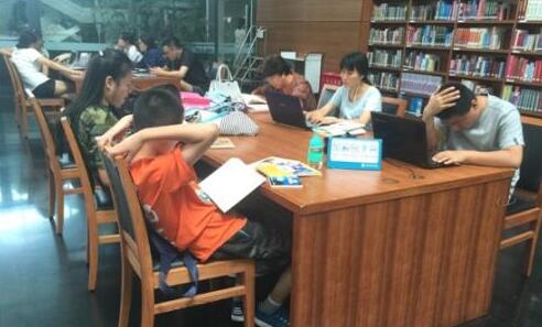 图书馆拒绝儿童入内 公共场所如何管住“熊孩子”？